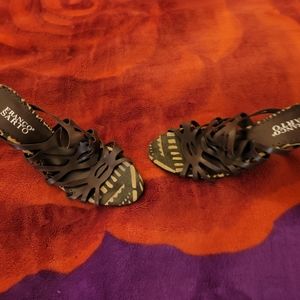 Dark brown Sandler. Do have a hill.